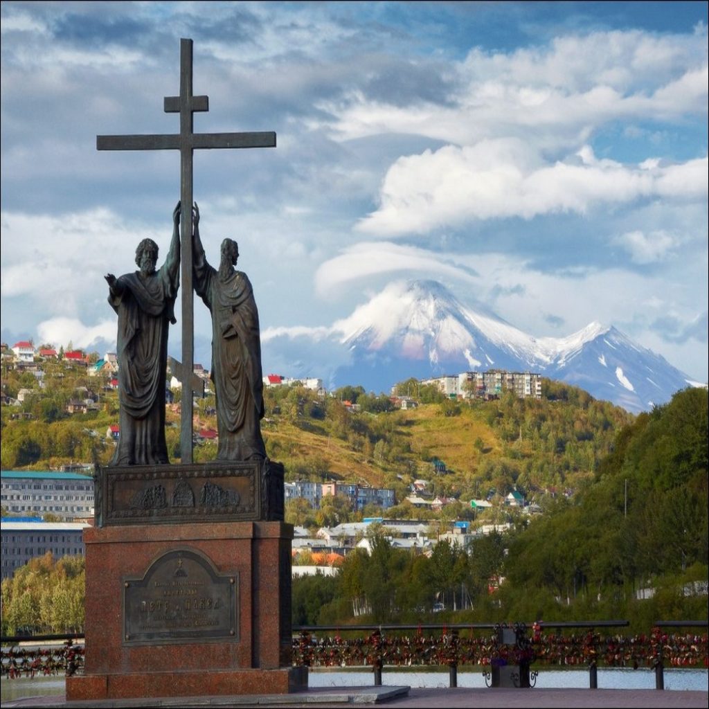 Черно петропавловск камчатский. Петропавловск-Камчатский Обелиск Петру и Павлу. Памятник апостолам Петру и Павлу Петропавловск-Камчатский. Памятник Петру и Павлу Камчатка.