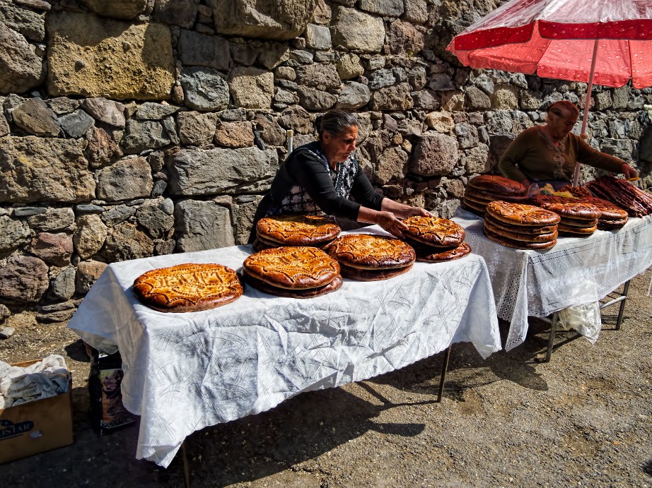 Женщины продают гату сладкий хлеб у монастыря Гегард
