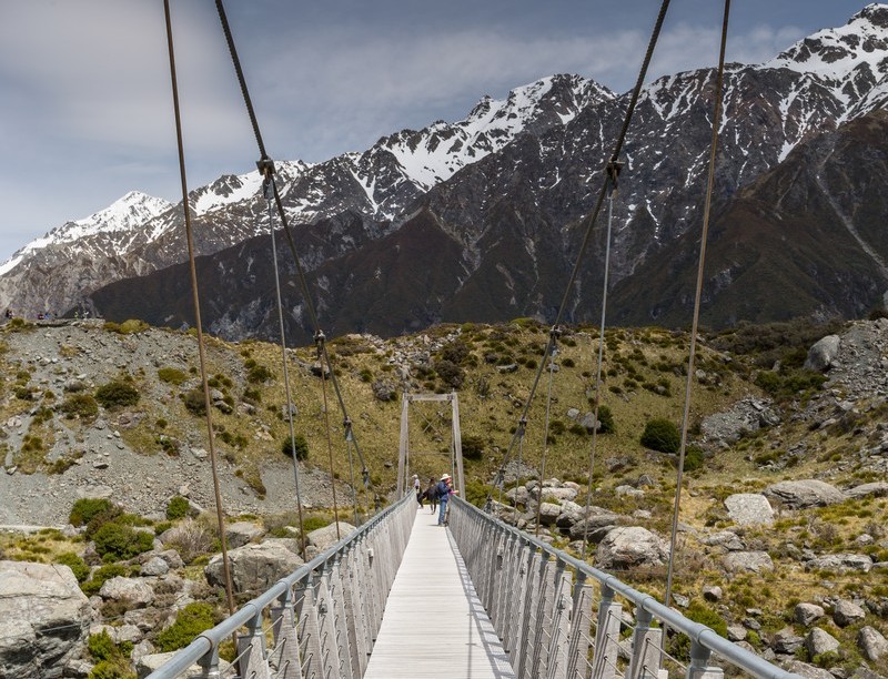 Подвесной мост на пути к горе Кука Новая Зеландия