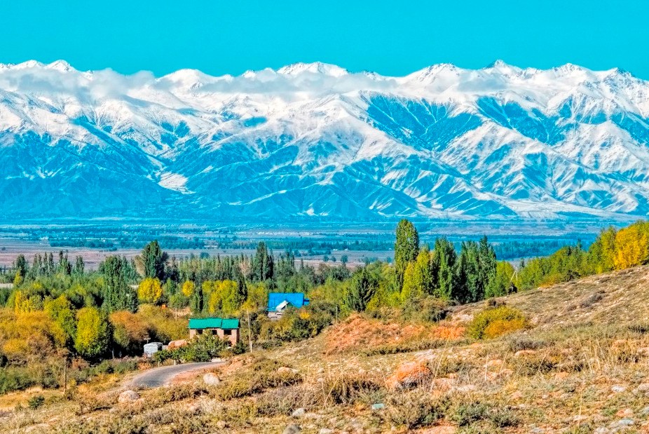 Вид на заснеженный хребет Кунгей Ала-Тоо из ущелья Джеты-Огуз Кыргызстан