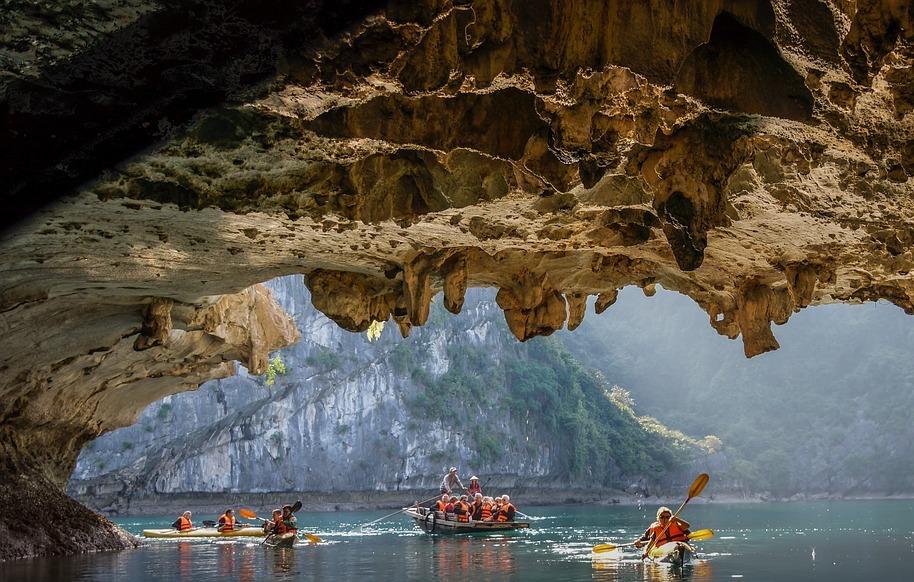 Карстовая пещера в бухте Халонг Вьетнам