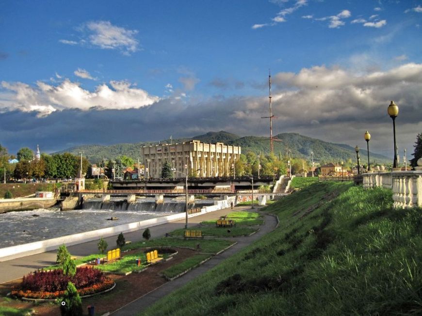 Река Терек и здание мерии во ВладикавказеВладикавка
