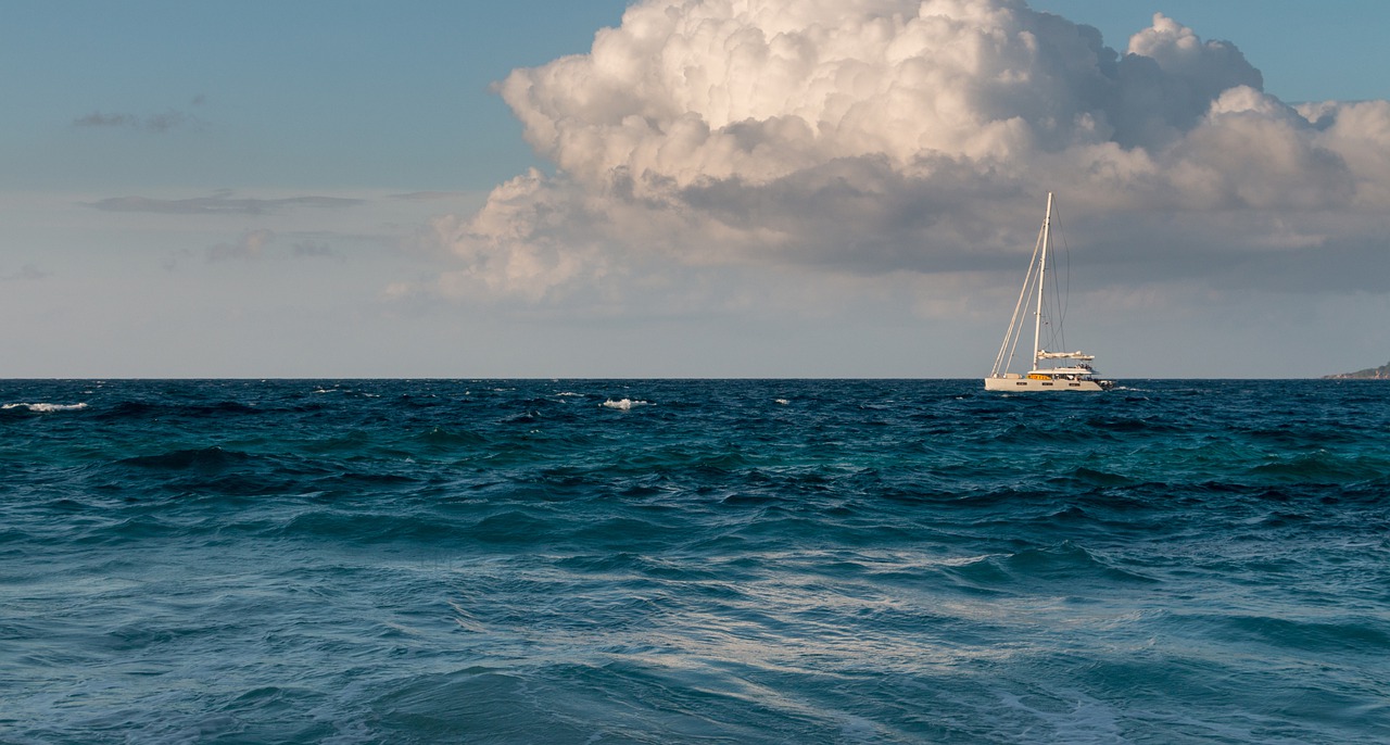 Яхта в океане Сейшелы