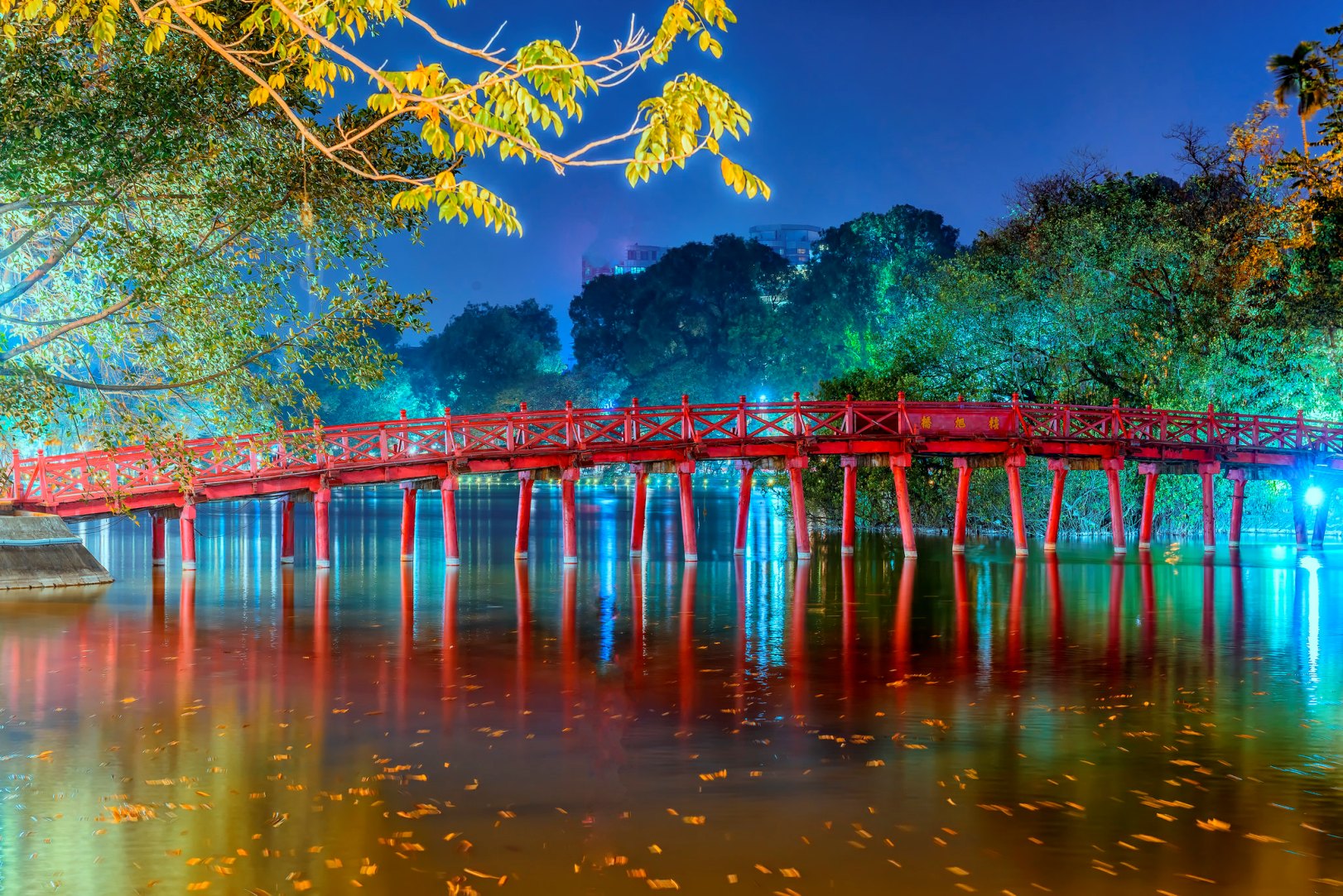 Красный мост на Озере возвращенного меча