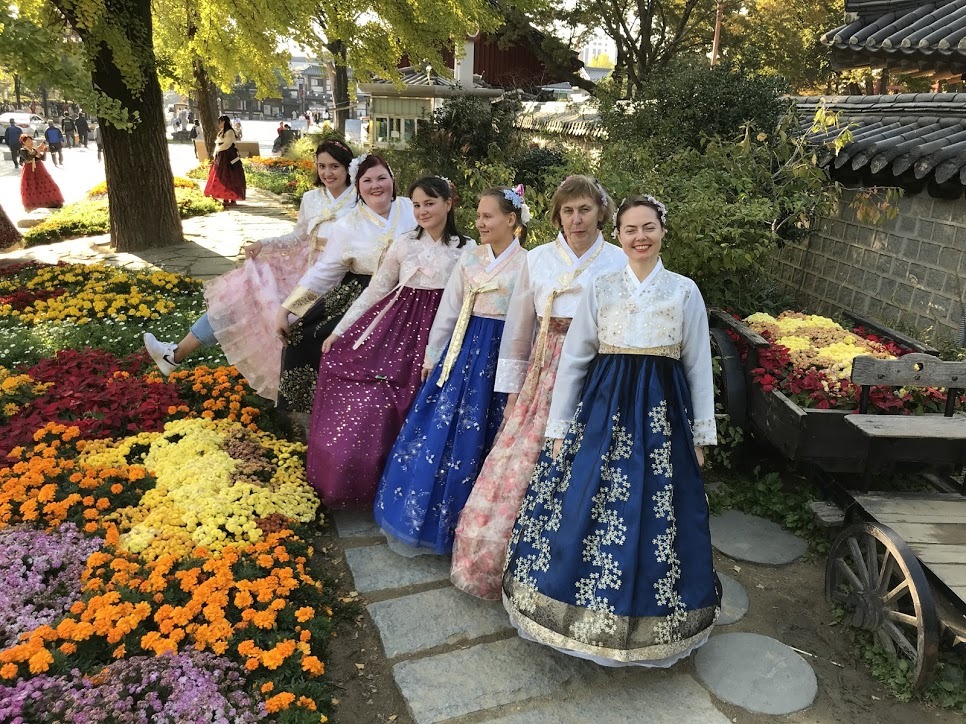 Группа в национальных костюмах Корея