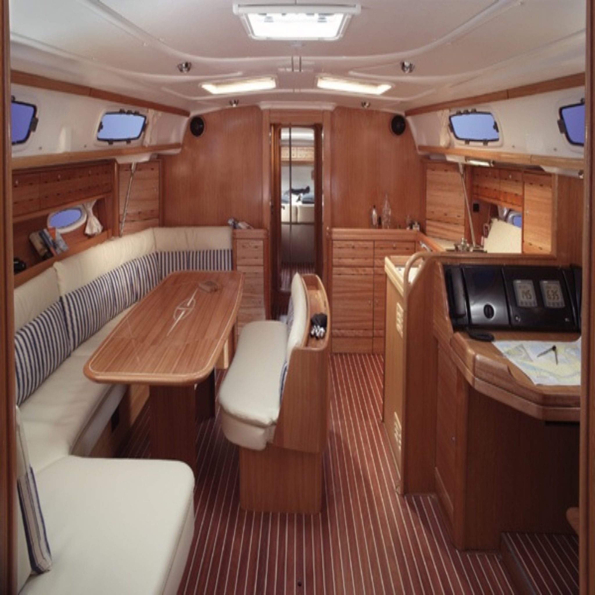 Кают компания. Bavaria Cruiser 50 каюты. Bavaria 50 Cruiser 2010. Каюта на яхте Бавария 40. Кормовая каюта Бавария 50.