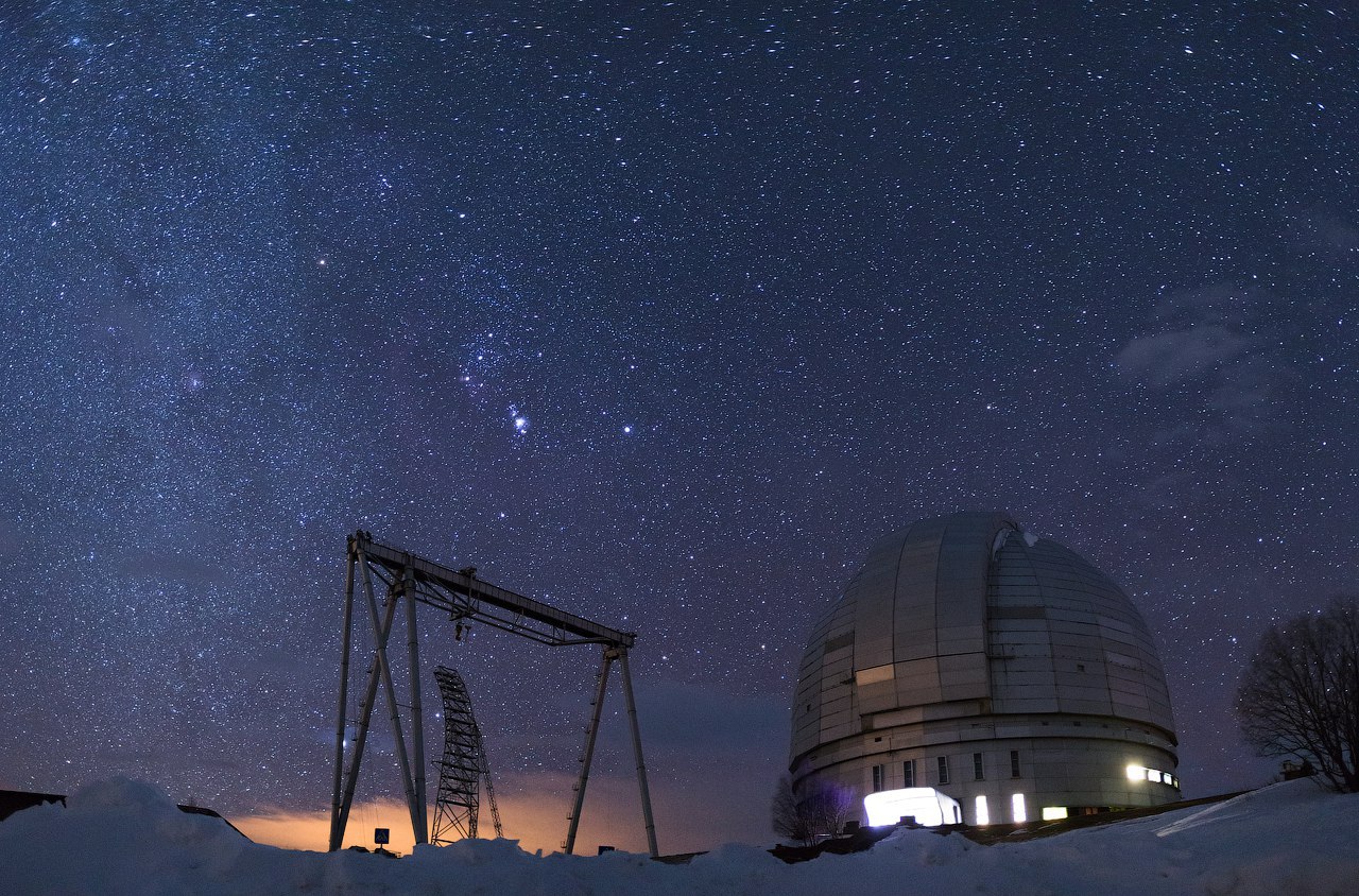 Телескоп БТА под звездным небом