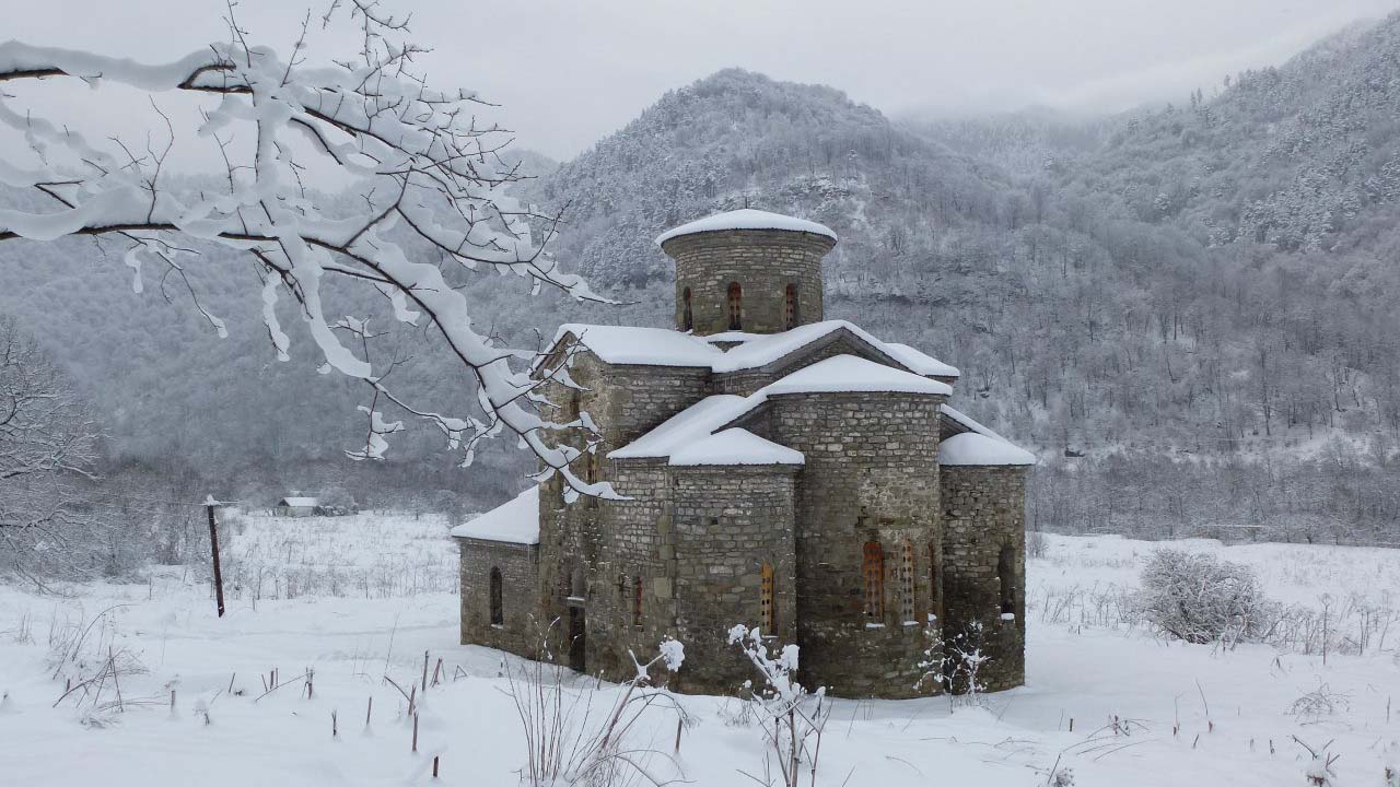 Церковь в древнем Аланском городище Архыз Россия