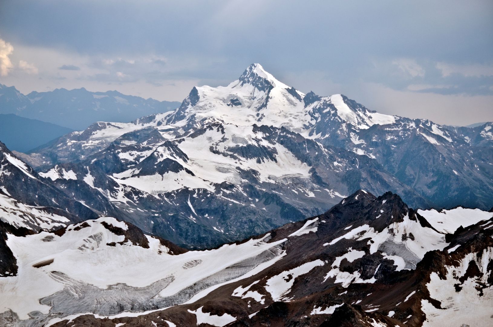Эльбрус двуглавая вершина. Горы Приэльбрусья. Подножье горы Эльбрус. У подножия Эльбруса. Штурмовой лагерь Эльбрус с севера.