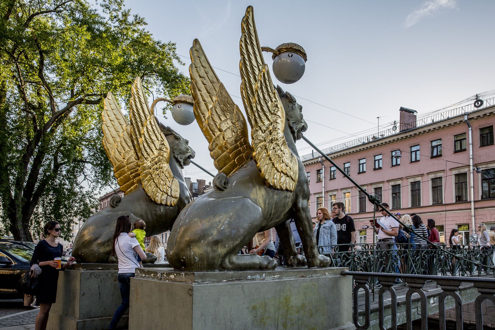 Банковский мост. Грифоны памятник Питер. Мост с крылатыми львами в Санкт-Петербурге. Ленинград мост с грифонами. Банковский мост достопримечательности Санкт-Петербурга.