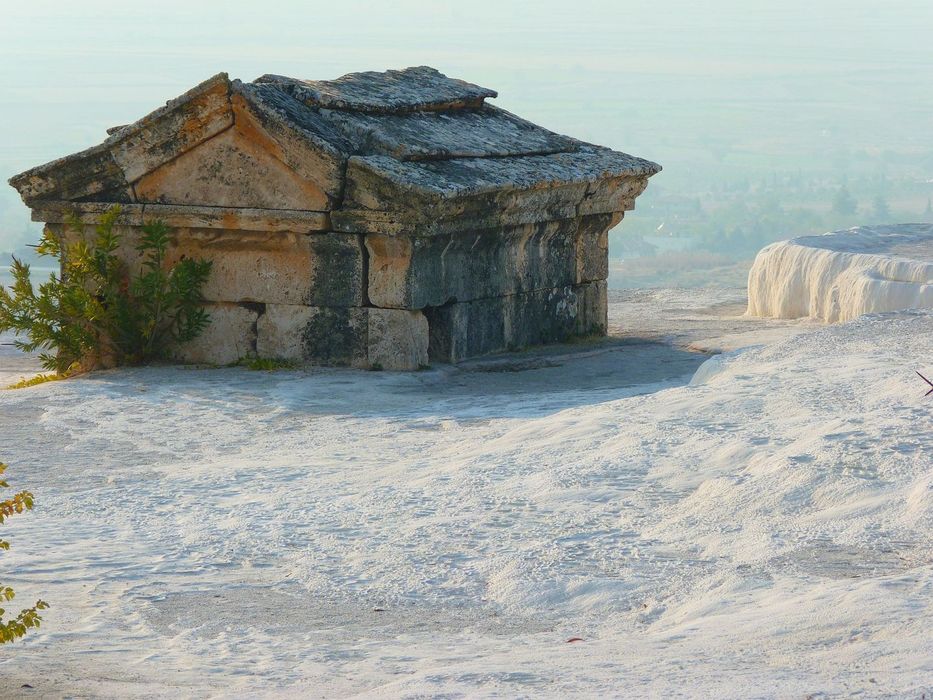 Древние склепы Иераполиса в Памуккале