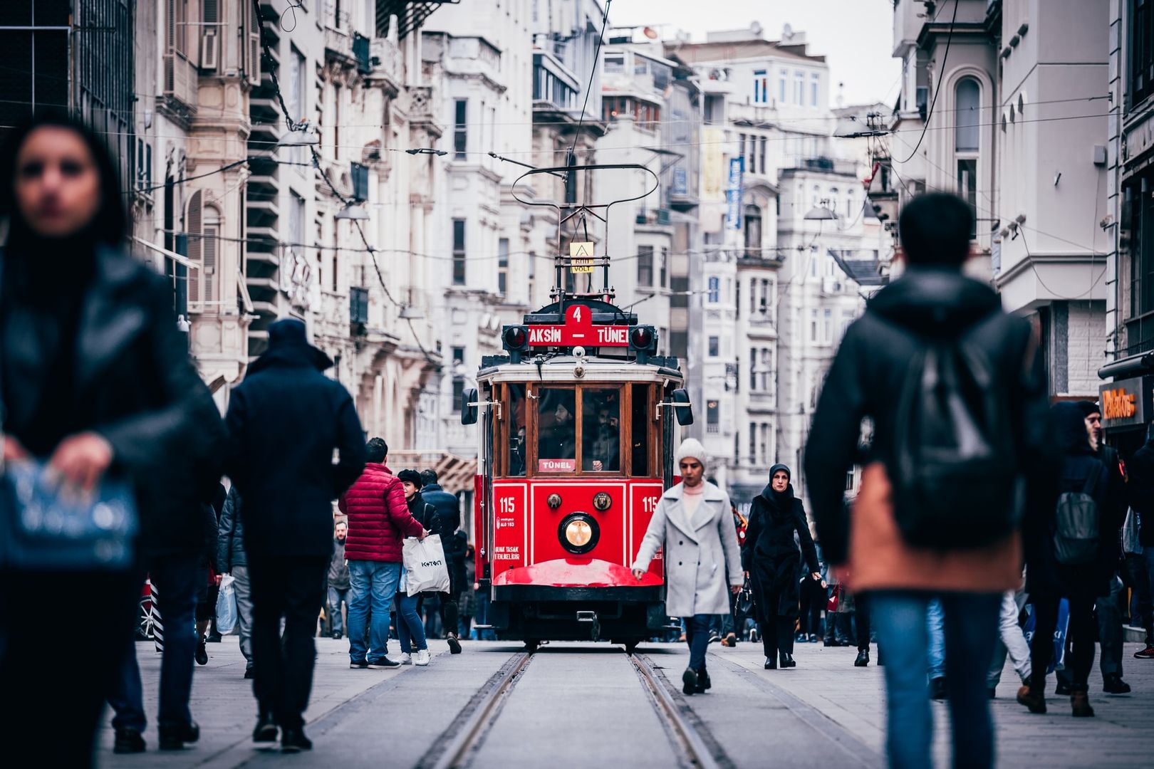 Ностальгический трамвайчик на улице Истикляль Стамбул Турция
