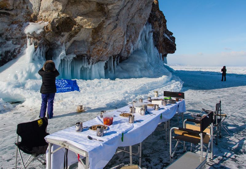 Обед на льду Байкала