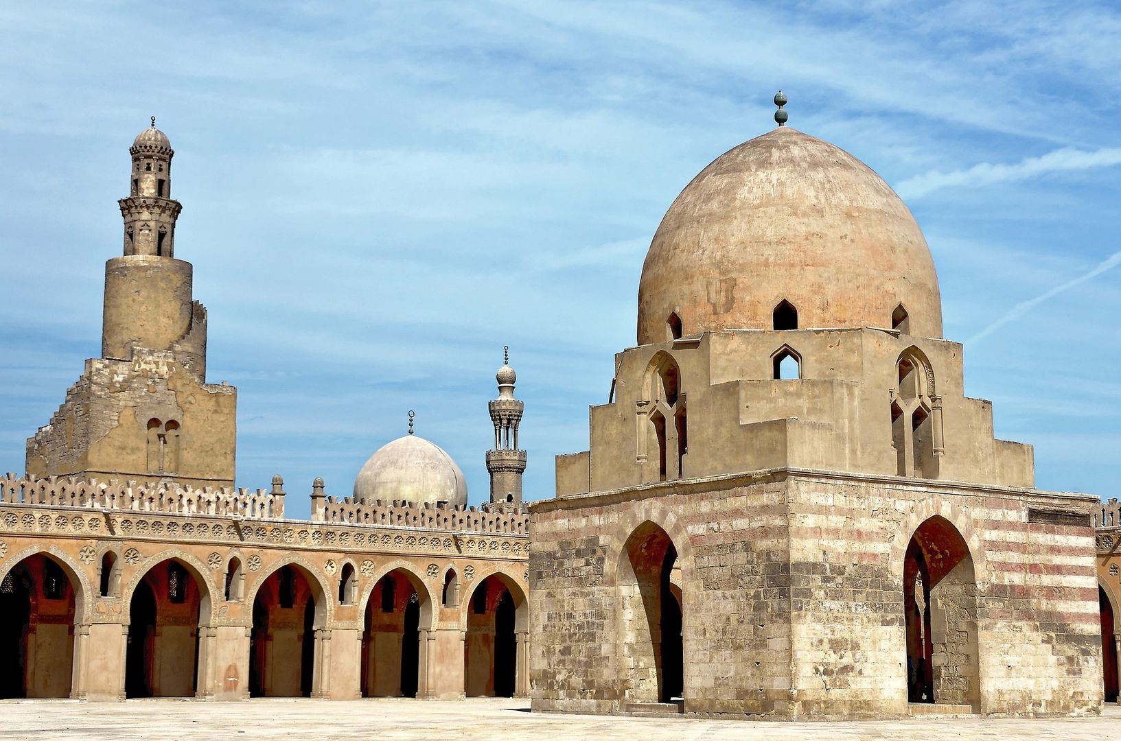 Мечеть Ибн Тулуна в Каире Египет