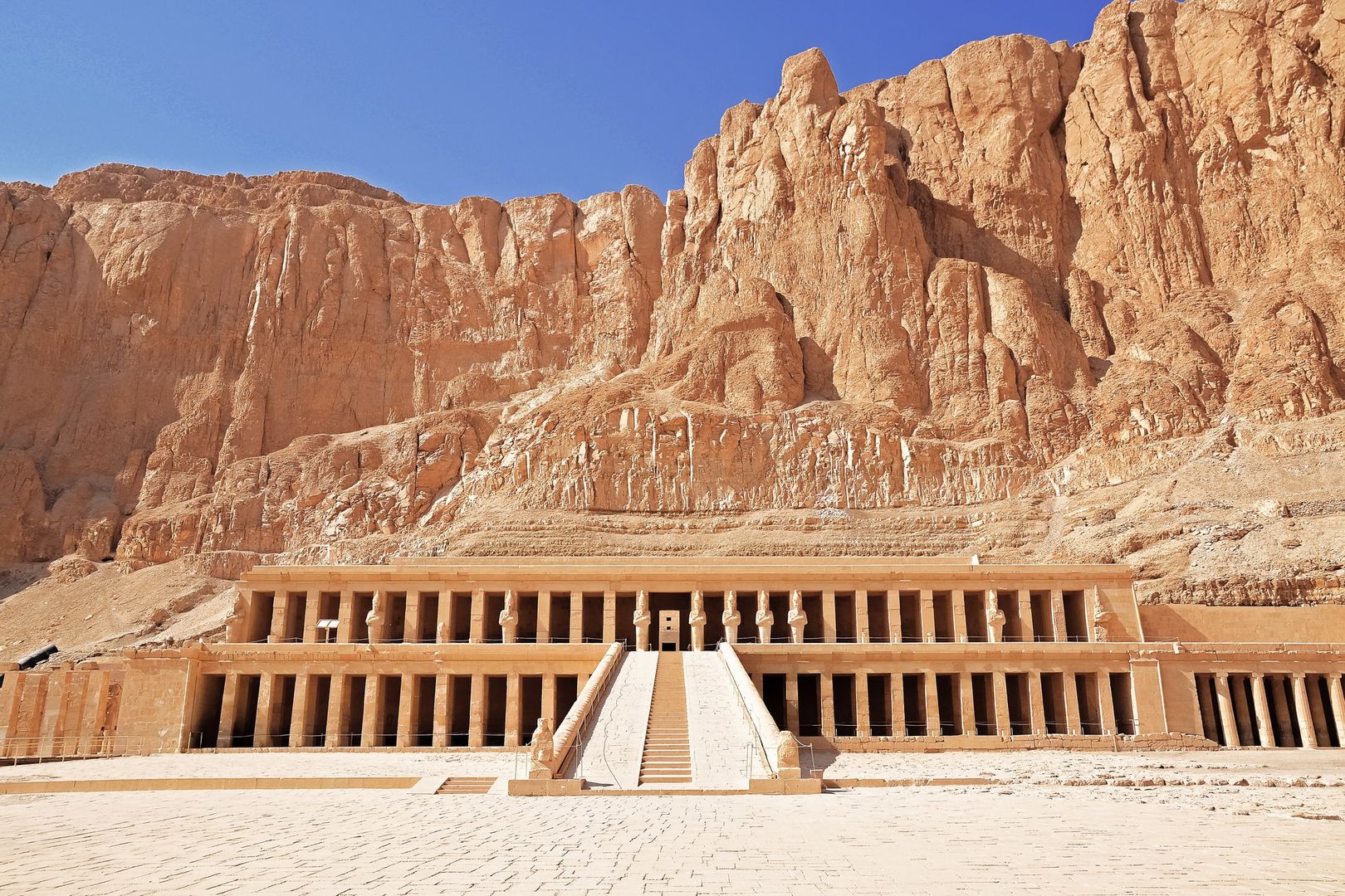 Храм царицы Хатшепсут в Луксоре Египет