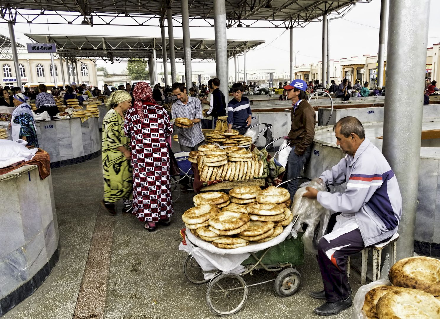 Узбекские лепешки на рынке Самарканда