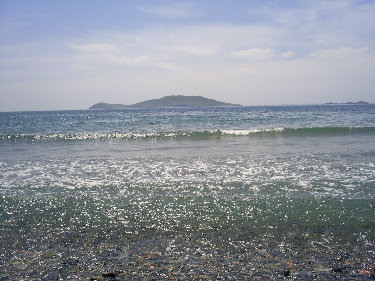 Вид на остров Рикорда с пляжа острова Рейнеке Приморье