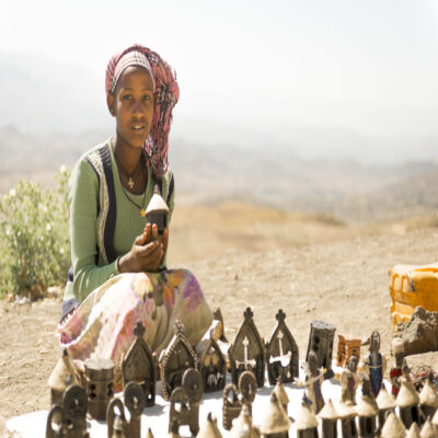 Девушка продает сувениры в Лалибэле Эфиопия