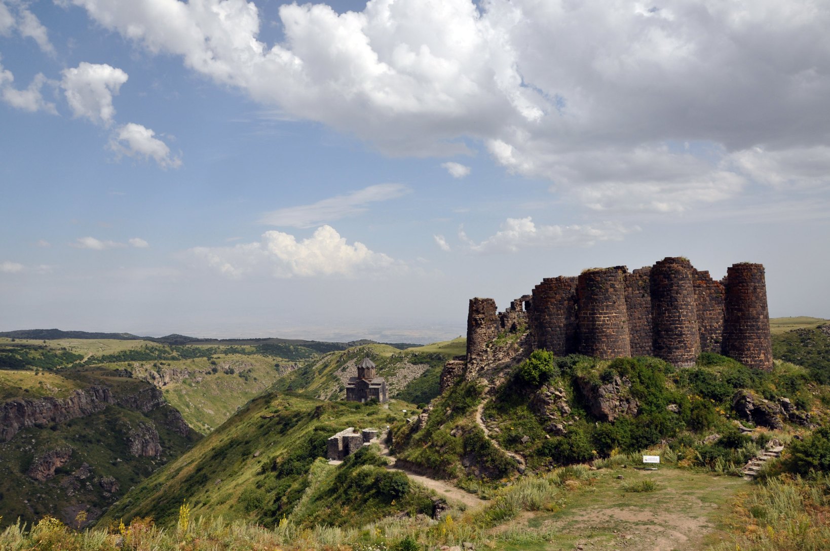 Крепость Амберд на вершине горы Арагац