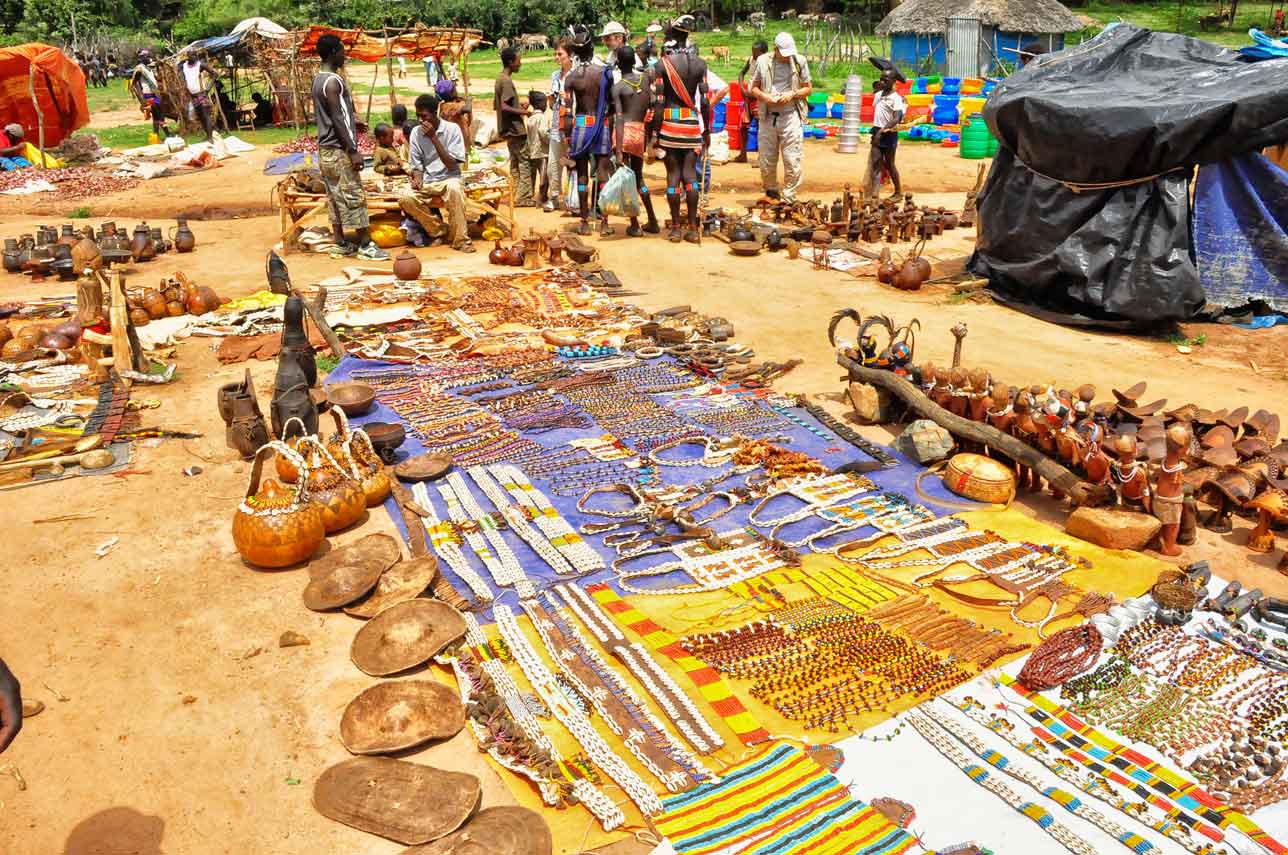 Субботний рынок сувениров в Джинке Эфиопия