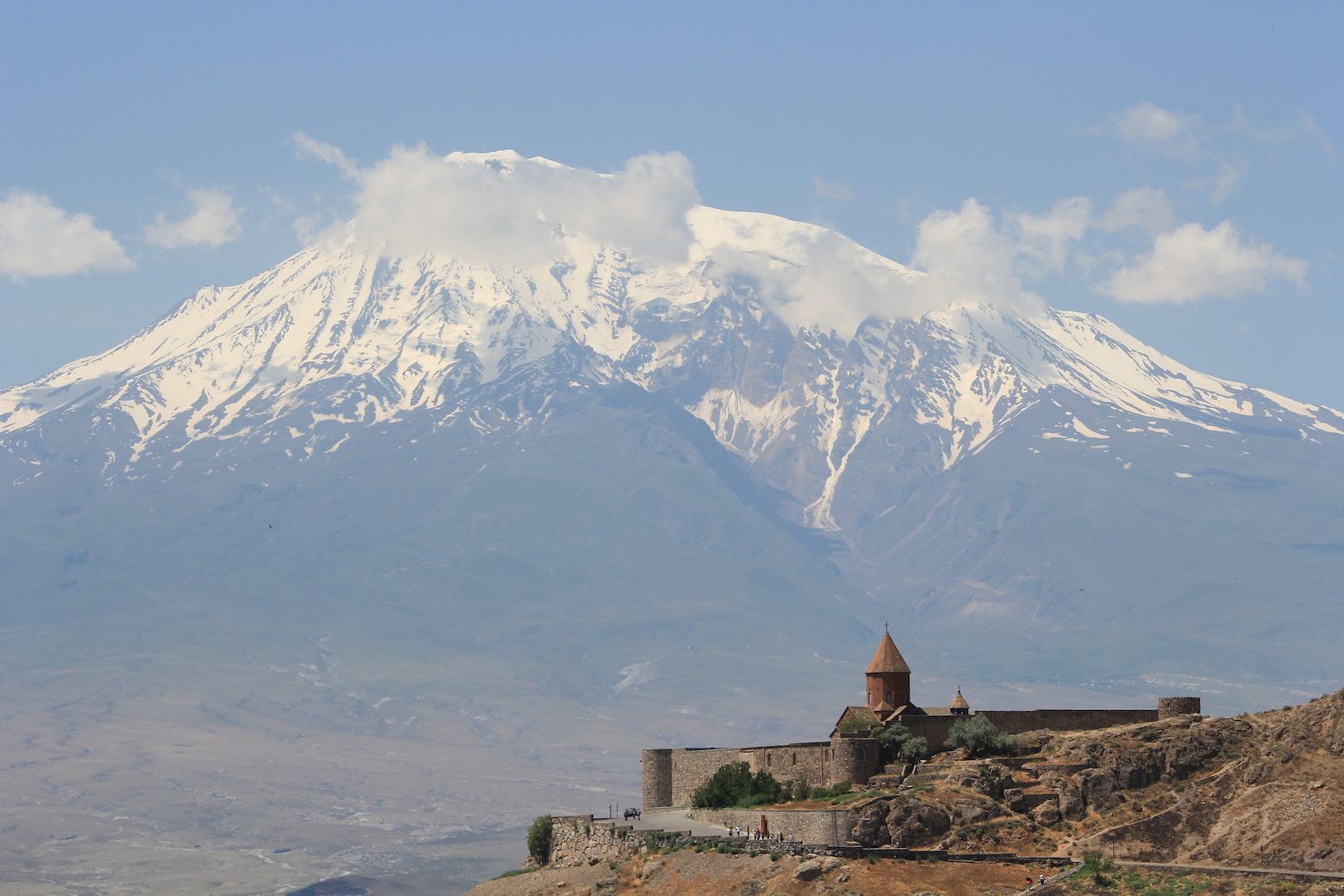 Где находится арарат в армении. Хор Вирап Армения. Монастырь хор Вирап. Хор Вирап Арарат. Гора Арарат и хор Вирап Армения.