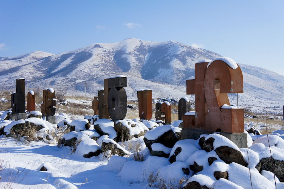 Памятник армянскому алфавиту у горы Арагац