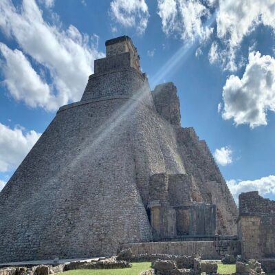 Пирамида Волшебника в Ушмале Мексика