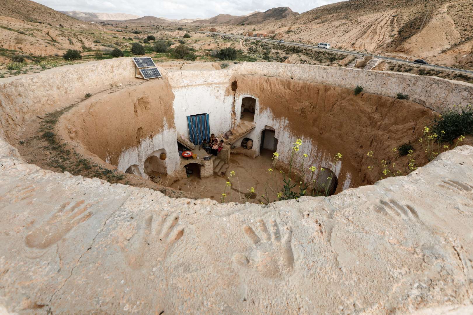 Человек проживший под землей. Пещерный город Матмата Тунис. Матмата Тунис подземный город. Дома землянки в городе Матмата в Тунисе. Матмата Тунис подземный город фото.