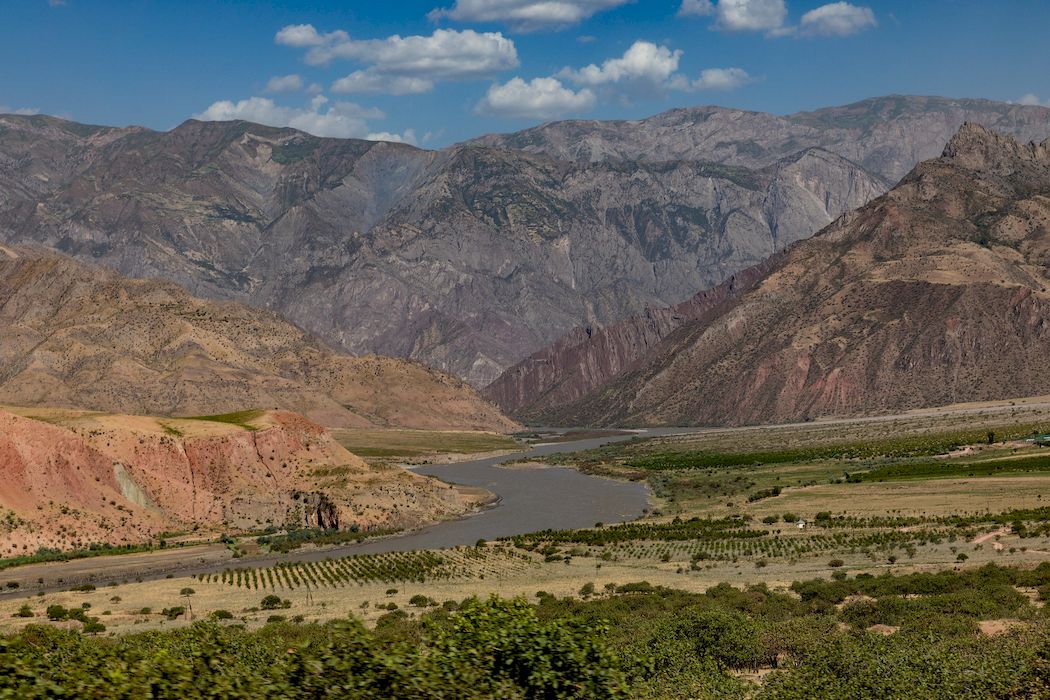 Памирский тракт и река Пяндж Таджикистан