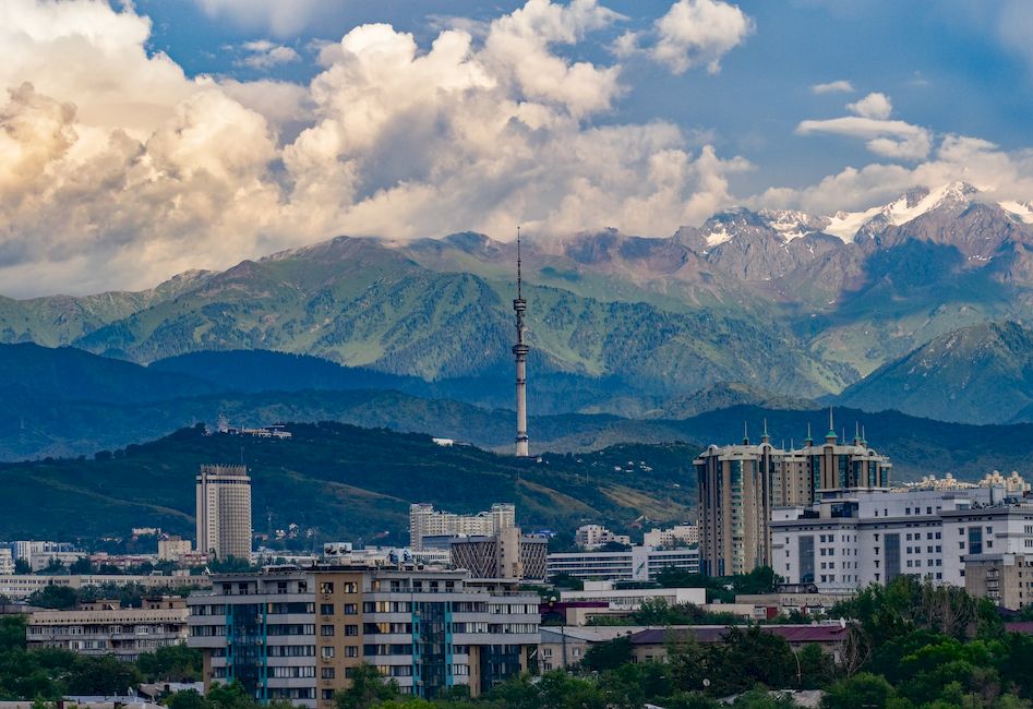 Алматы в окружении гор Тянь-Шаня Казахстан