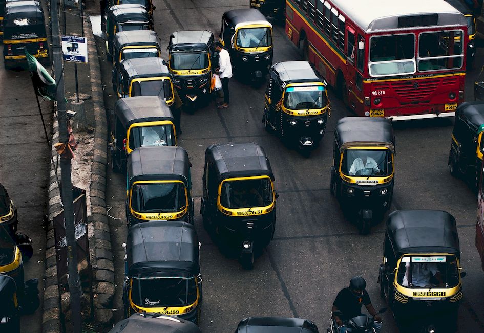 Моторикши на улице Мумбая