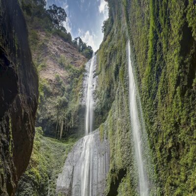 Водопад Мадакарипура Ява Индонезия