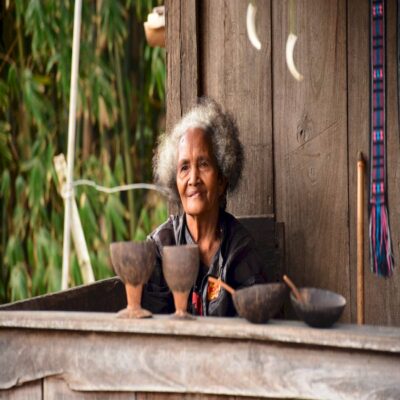Жительница деревни народности нгада Флорес Индонезия