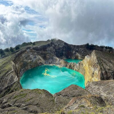 Озера в кратере вулкана Келимуту Флорес Индонезия
