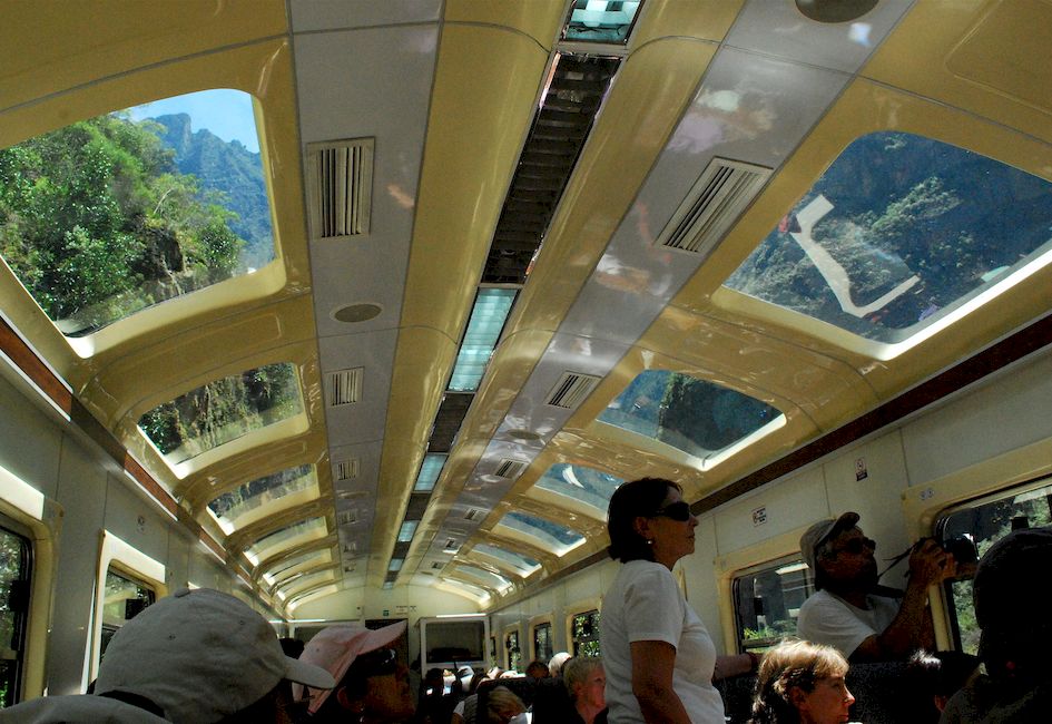 Поезд с панорамными окнами из Ольянтайтамбо в Агуас-Кальентеc Мачу-Пикчу Перу