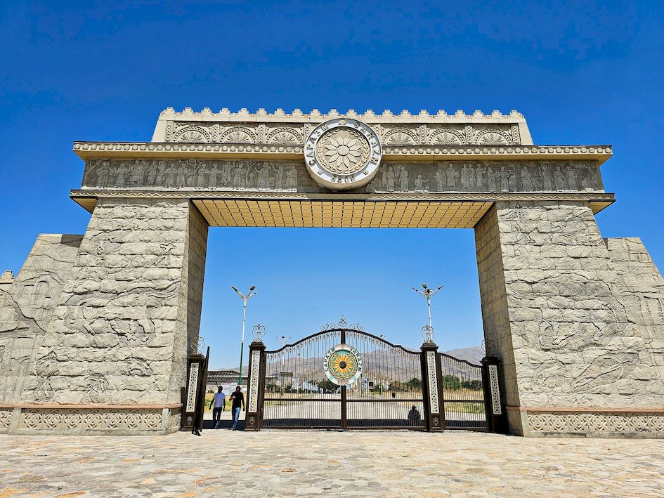 Ворота на археологический сайт городища Саразм Таджикистан