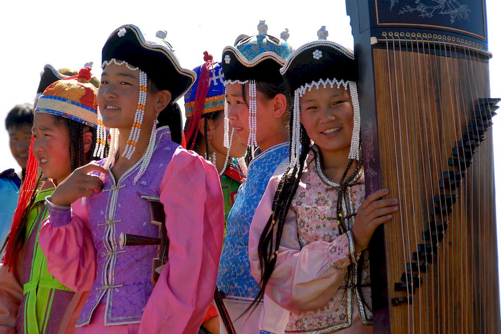 Девушки в национальных костюмах Ховд Монголия
