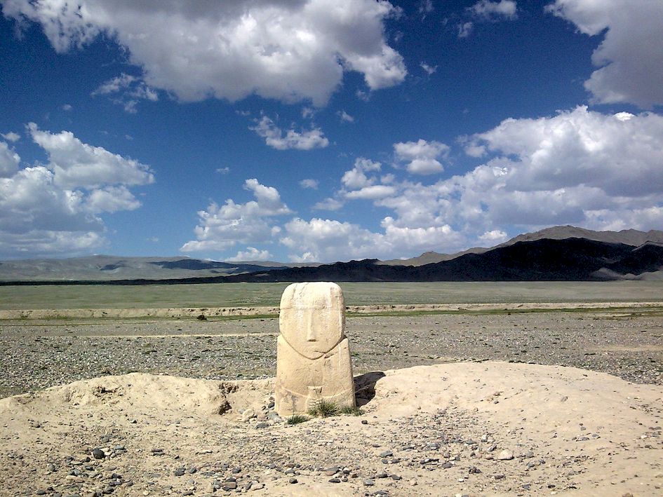 Каменный истукан по дороге к Ховду Монголия