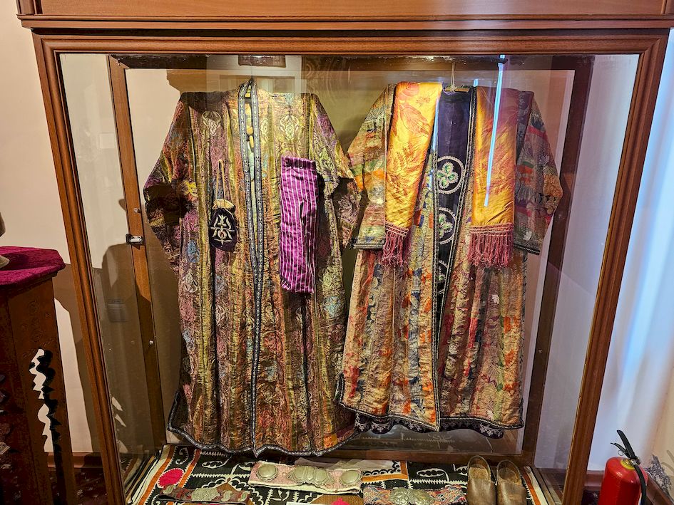 Традиционная таджикская одежда в Музее Рудаки Пенджикент Таджикистан